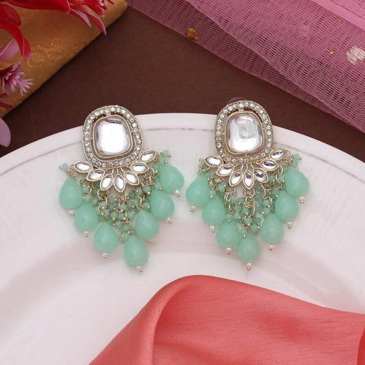 Hellgrüne Kundan-Ohrringe mit eleganter Steinverarbeitung und Perlendetails