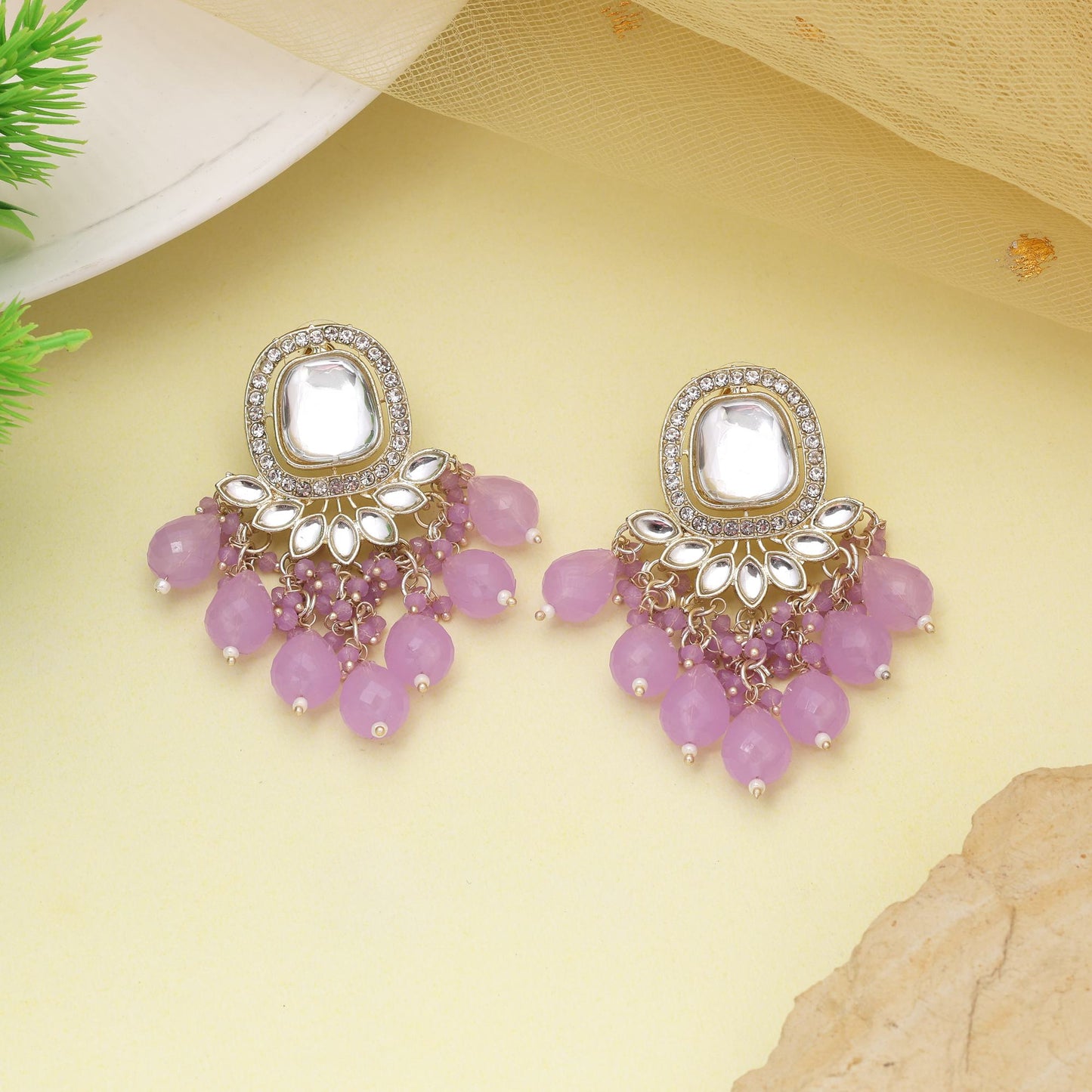 Hellviolette Kundan-Ohrringe mit Kristallakzenten für einen eleganten Party-Look