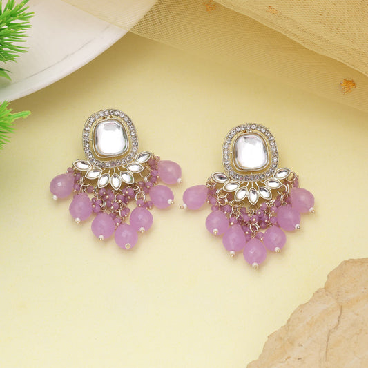Hellviolette Kundan-Ohrringe mit Kristallakzenten für einen eleganten Party-Look