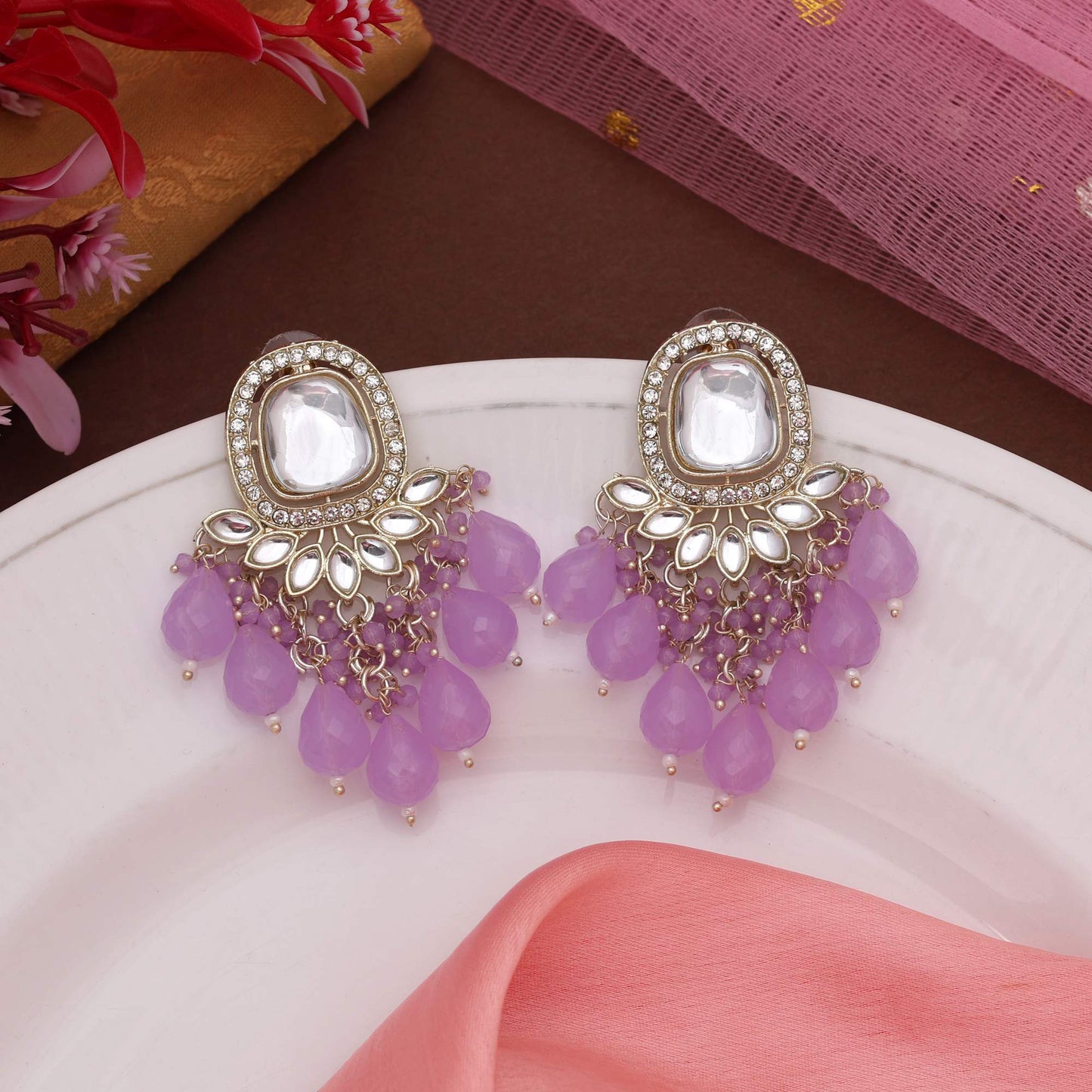 Hellviolette Kundan-Ohrringe mit Kristallakzenten für einen eleganten Party-Look