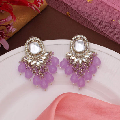 Hellviolette Kundan-Ohrringe mit Kristallakzenten für einen eleganten Party-Look