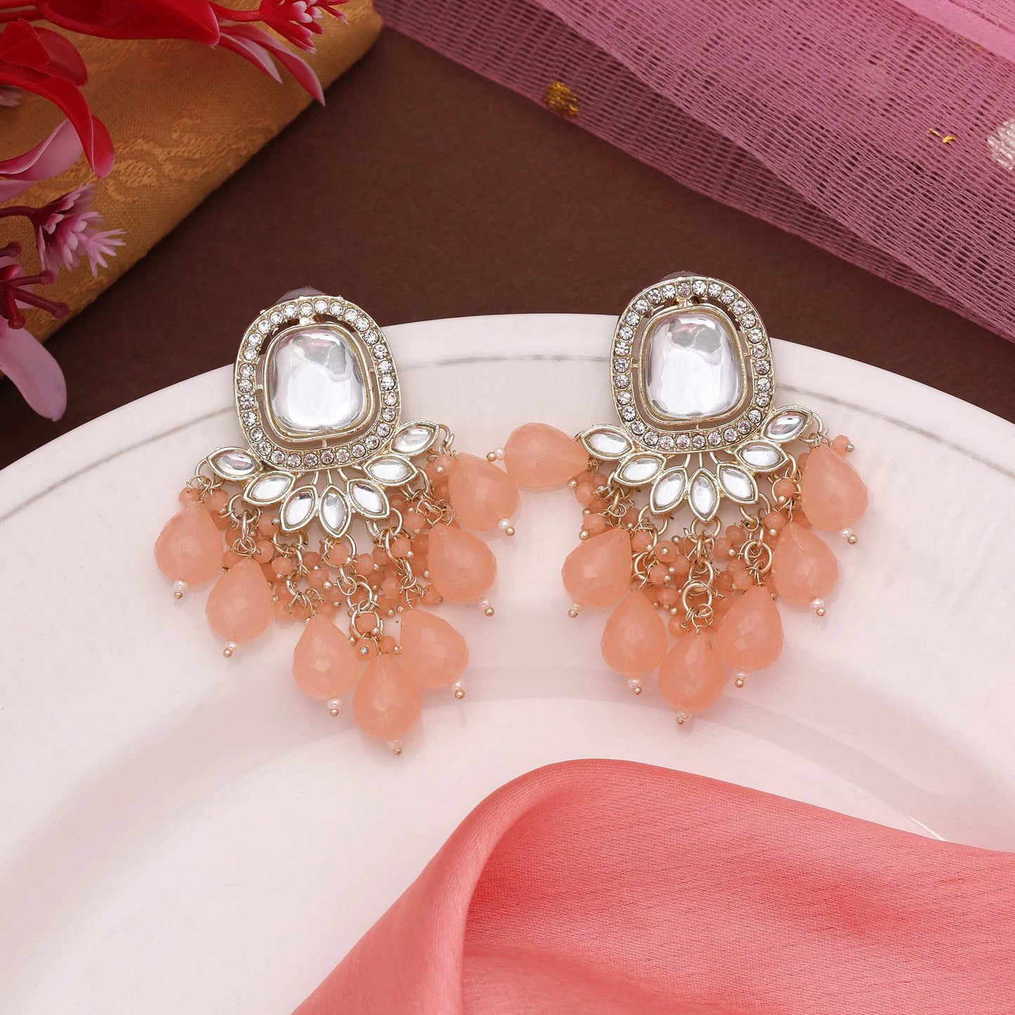Pfirsichfarbene Kundan Ohrringe mit Polki-Steinen für stilvolles ethnisches Ensemble