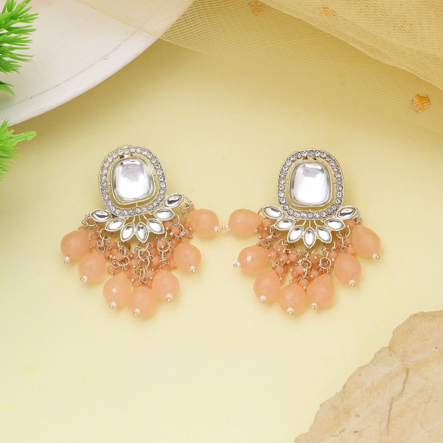 Pfirsichfarbene Kundan Ohrringe mit Polki-Steinen für stilvolles ethnisches Ensemble