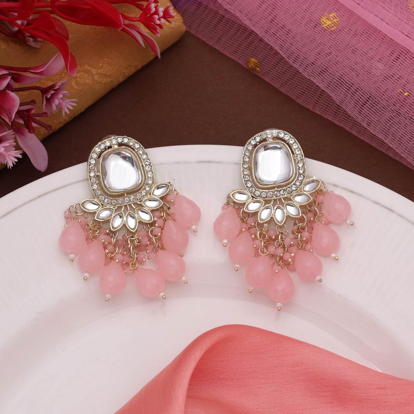 Rosafarbene Kundan-Ohrringe mit zarter Steinfassung, perfekt für Hochzeiten