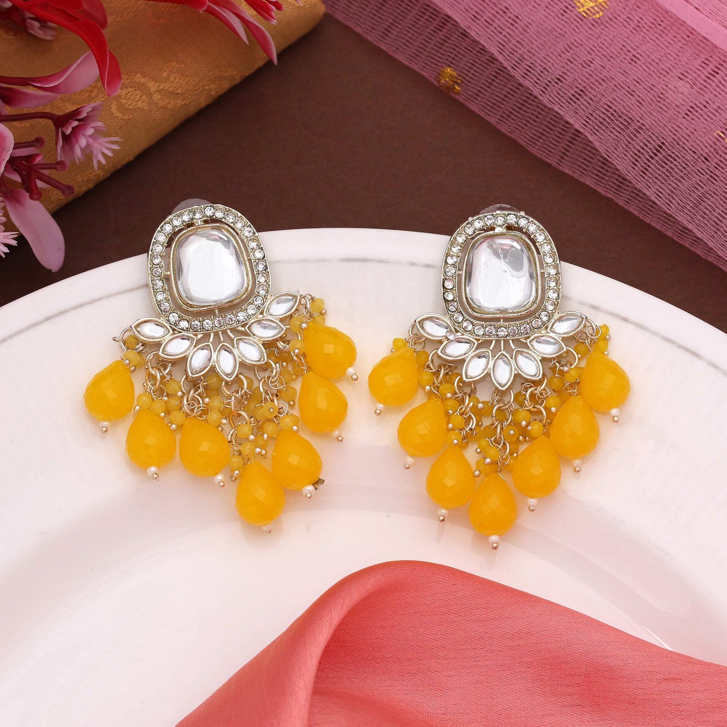 Gelbe Kundan-Ohrringe mit traditionellem Look, perfekt für Haldi-Veranstaltungen