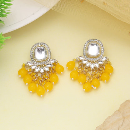 Gelbe Kundan-Ohrringe mit traditionellem Look, perfekt für Haldi-Veranstaltungen