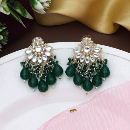 Grüne Kundan-Ohrringe mit Goldpolitur und wunderschöner Handwerkskunst