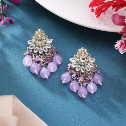 Hellviolette Kundan-Ohrringe mit eleganten Edelsteinen und königlichem Finish