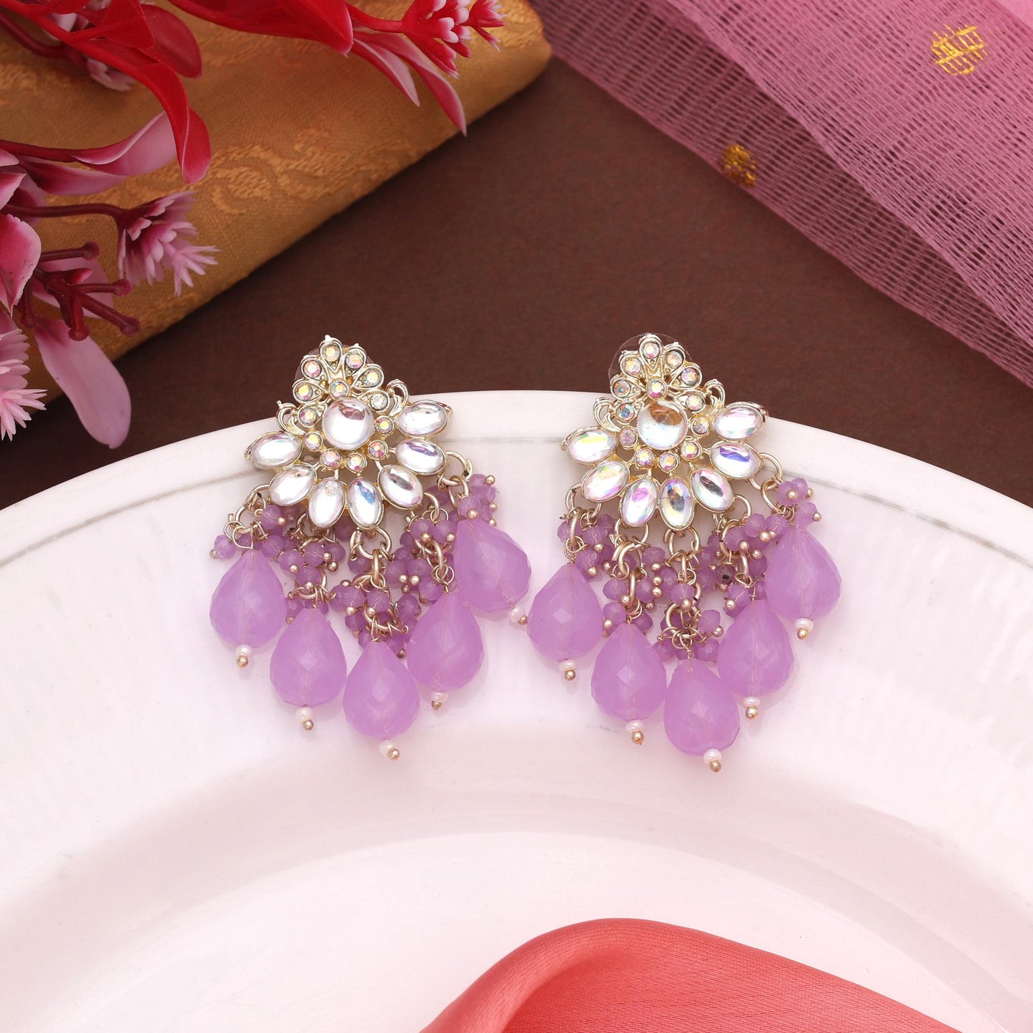 Hellviolette Kundan-Ohrringe mit eleganten Edelsteinen und königlichem Finish