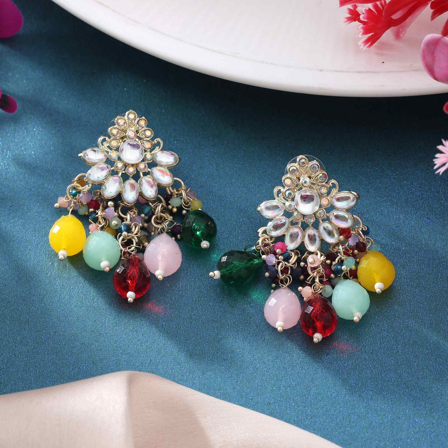 Mehrfarbige Kundan-Ohrringe mit kunstvoller, handgefertigter Oberfläche für kulturellen Stil