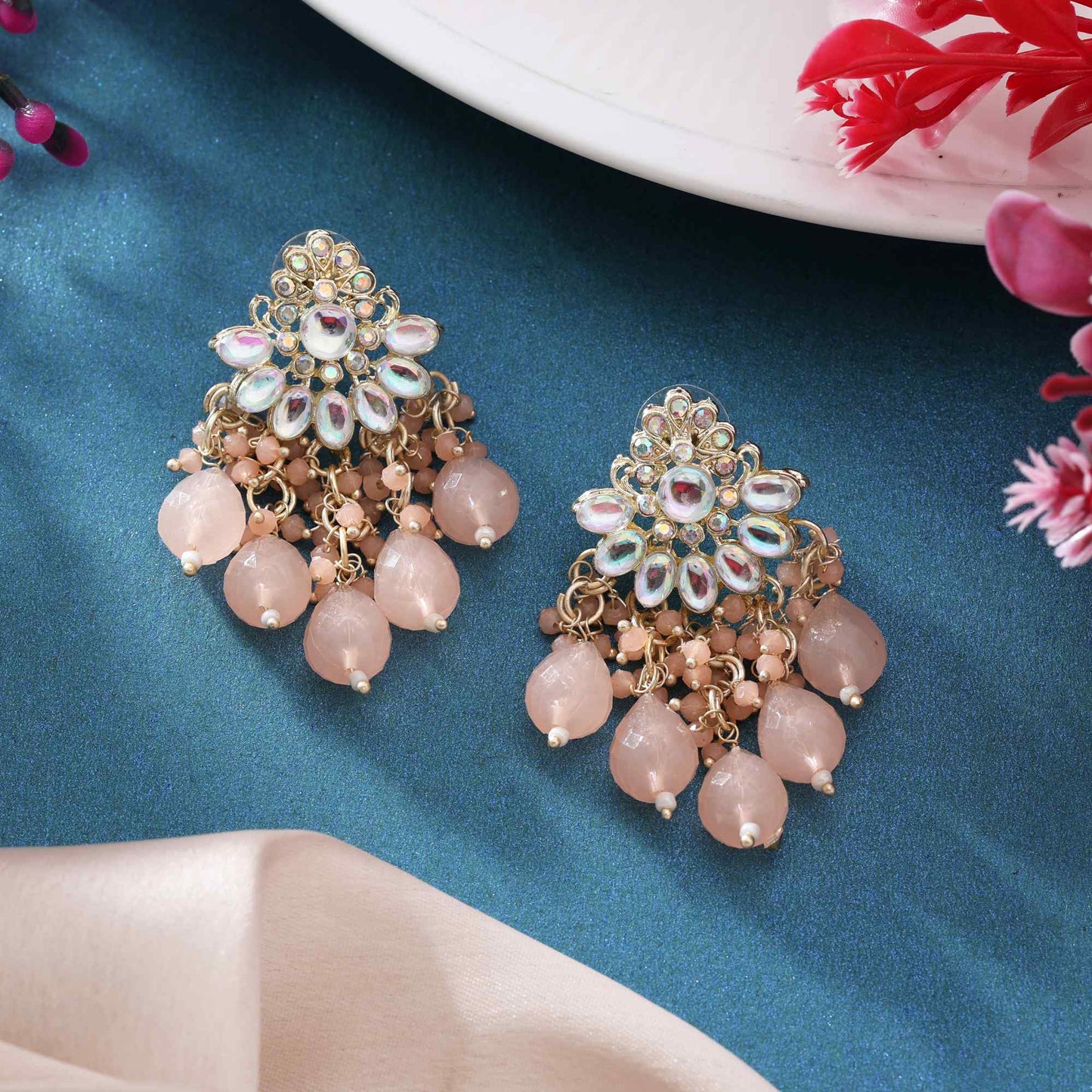 Pfirsichfarbene Kundan-Ohrringe mit künstlerischer Handwerkskunst für ethnische Looks