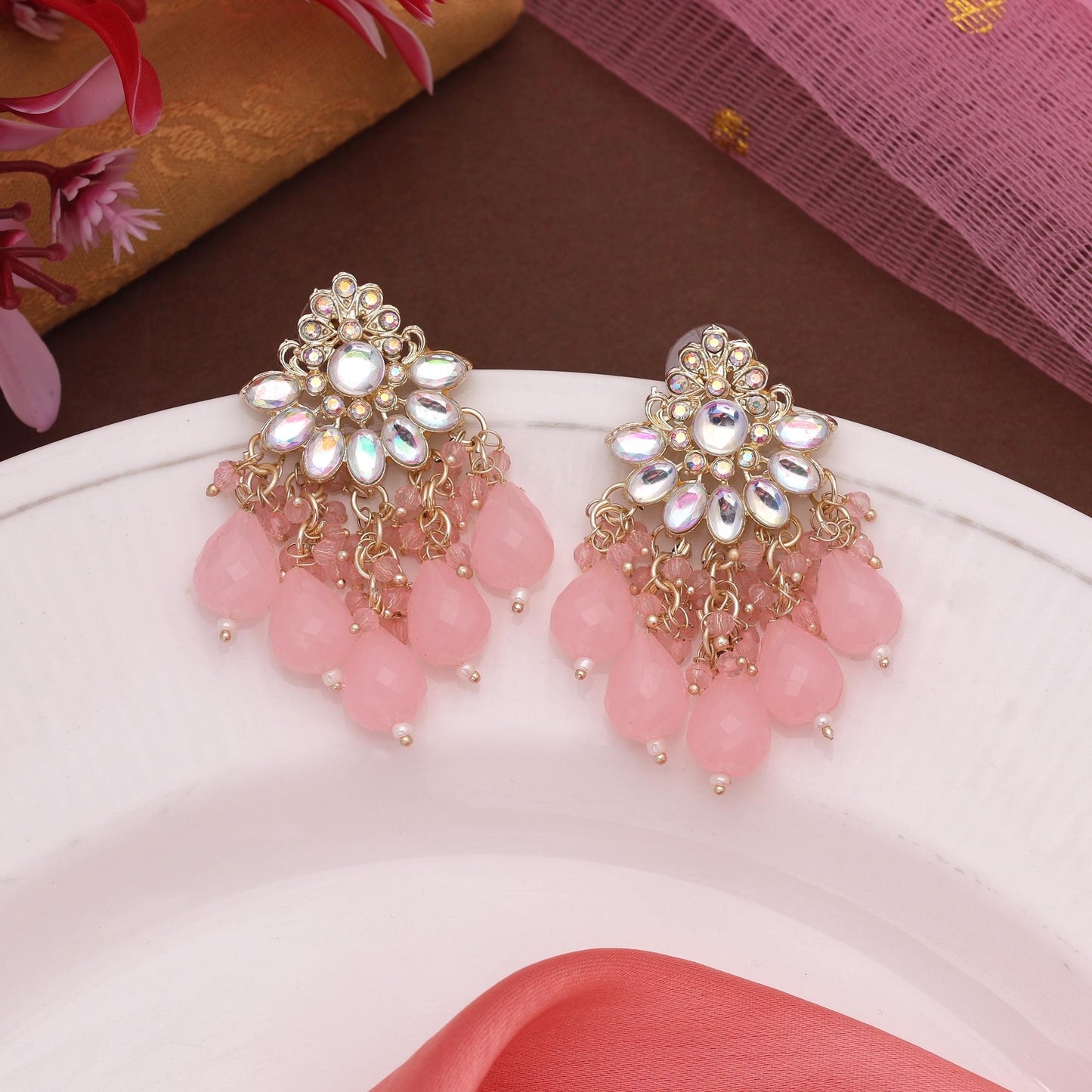 Rosafarbene Kundan-Ohrringe mit goldener Basis und traditionellem Handwerksstil