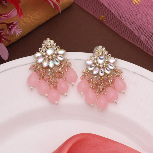 Rosafarbene Kundan-Ohrringe mit goldener Basis und traditionellem Handwerksstil