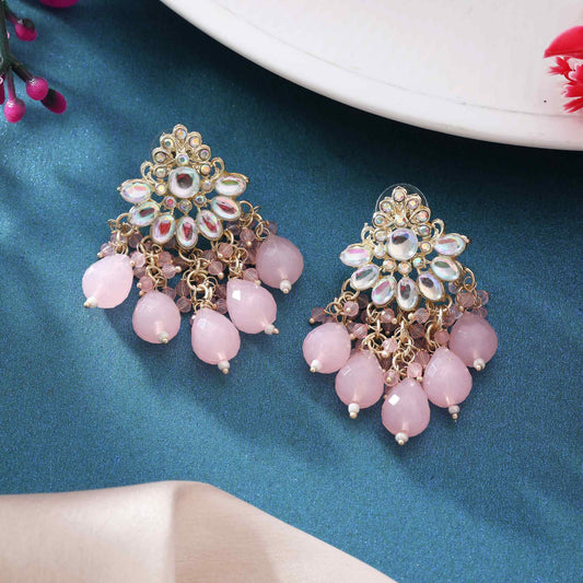 Rosafarbene Kundan-Ohrringe mit goldener Basis und traditionellem Handwerksstil