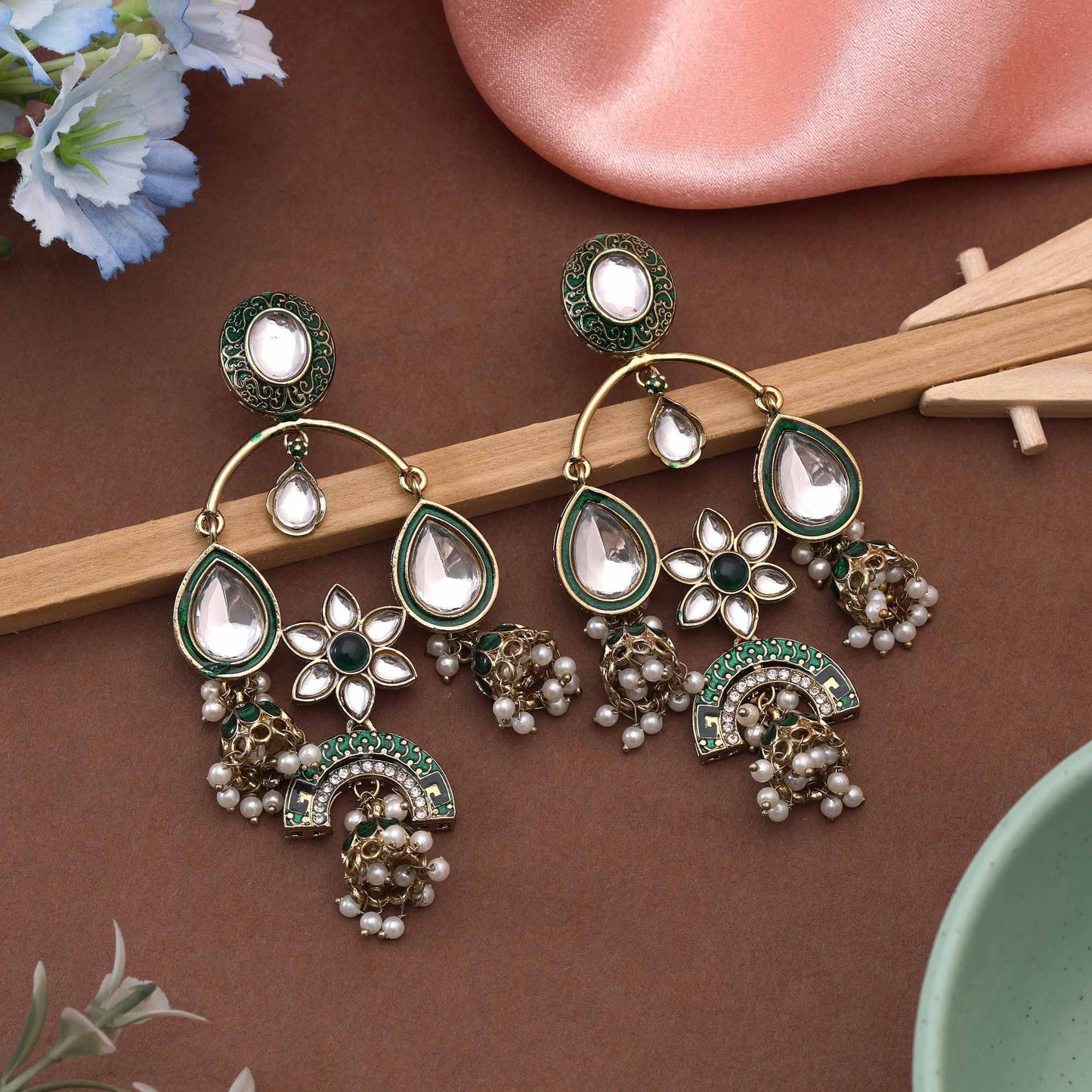 Grüne Kundan Ohrringe mit klassischer, traditioneller handgefertigter Kundan-Verzierung für Frauen