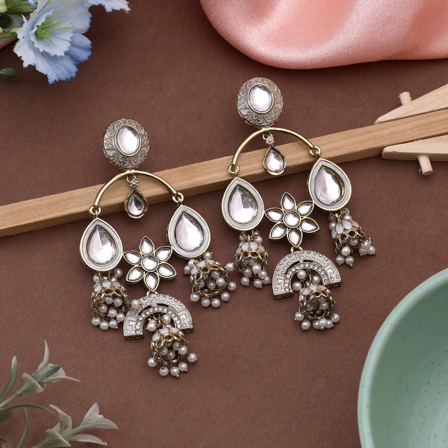 Weiße Kundan-Ohrringe mit eleganter, traditioneller Kundan-Arbeit für Hochzeiten