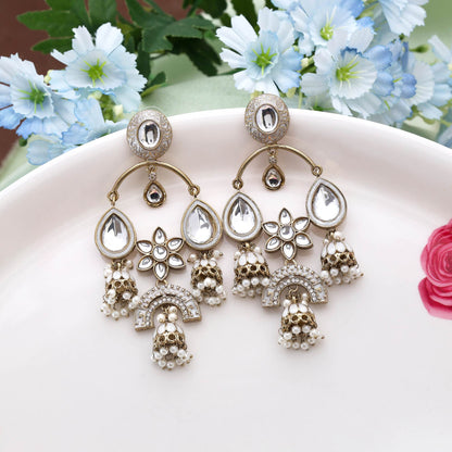 Weiße Kundan-Ohrringe mit eleganter, traditioneller Kundan-Arbeit für Hochzeiten