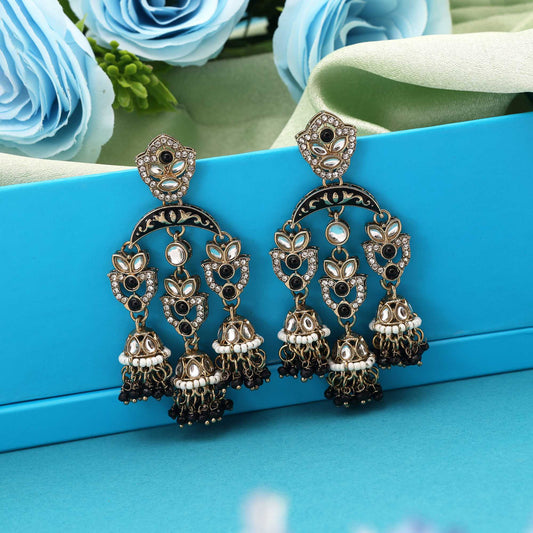 Schwarze Kundan-Ohrringe, entworfen mit einzigartigen dunkel getönten Kundan-Steinen für stilvolle Outfits