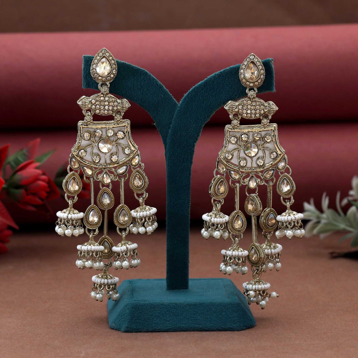 Goldfarbene Kundan-Ohrringe, entworfen mit elegantem ethnischem Glanz, perfekt für Hochzeitsoutfits