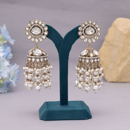 Weiße Kundan-Ohrringe: klassische Eleganz für Ethno-Kleidung