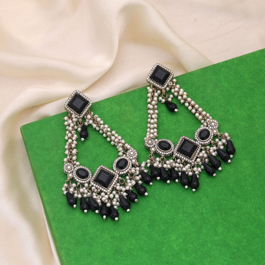 Kundan-Ohrringe in Schwarz für moderne ethnische Statement-Looks