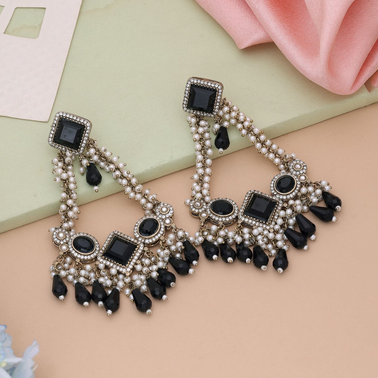 Kundan-Ohrringe in Schwarz für moderne ethnische Statement-Looks