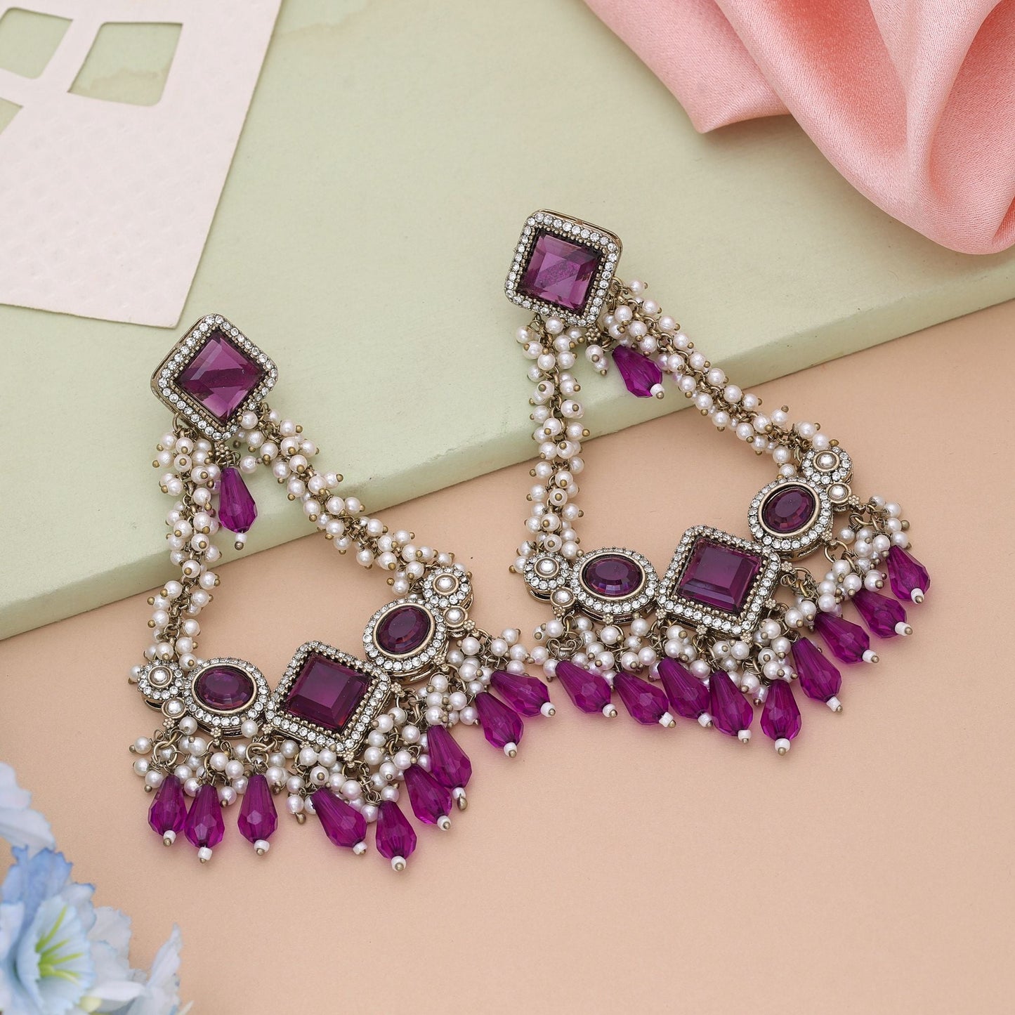 Kundan-Ohrringe in Lila, entworfen für elegante, ethnische Abendgarderobe