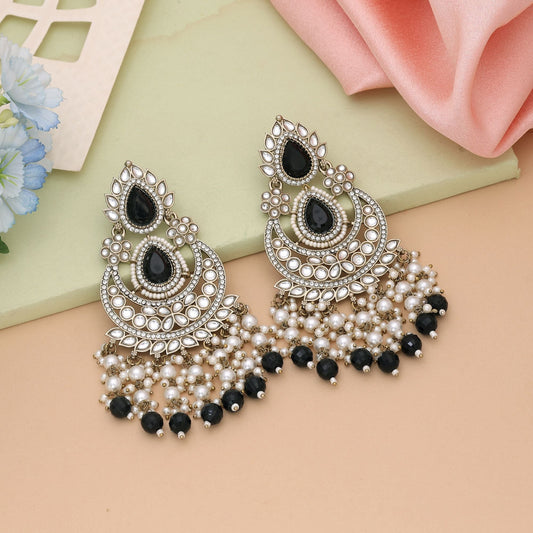Schwarze Kundan-Ohrringe mit kräftigem Kontrast und hochwertigem Finish