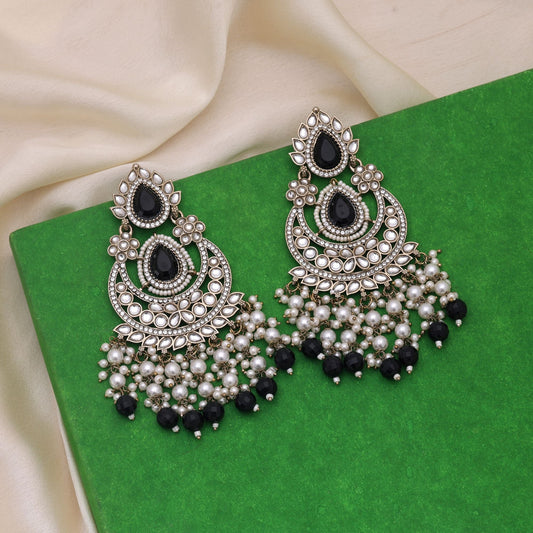 Schwarze Kundan-Ohrringe mit kräftigem Kontrast und hochwertigem Finish