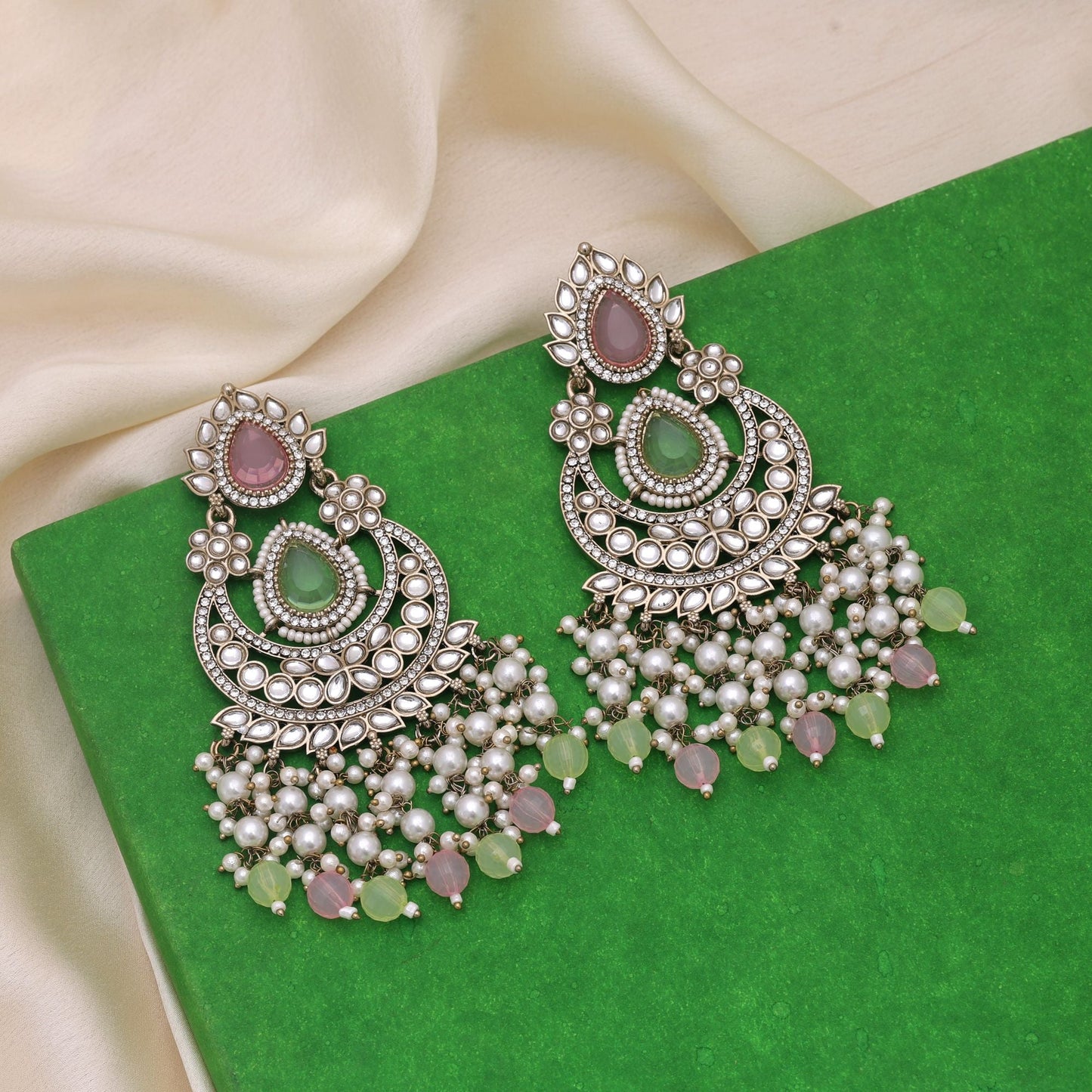 Pink & Pista-grüne Kundan-Ohrringe, entworfen für festliche Eleganz