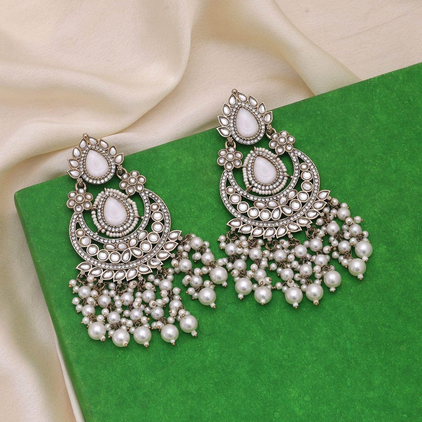 Weiße Kundan-Ohrringe, gestylt für minimalistische, aber elegante Ethno-Kleidung