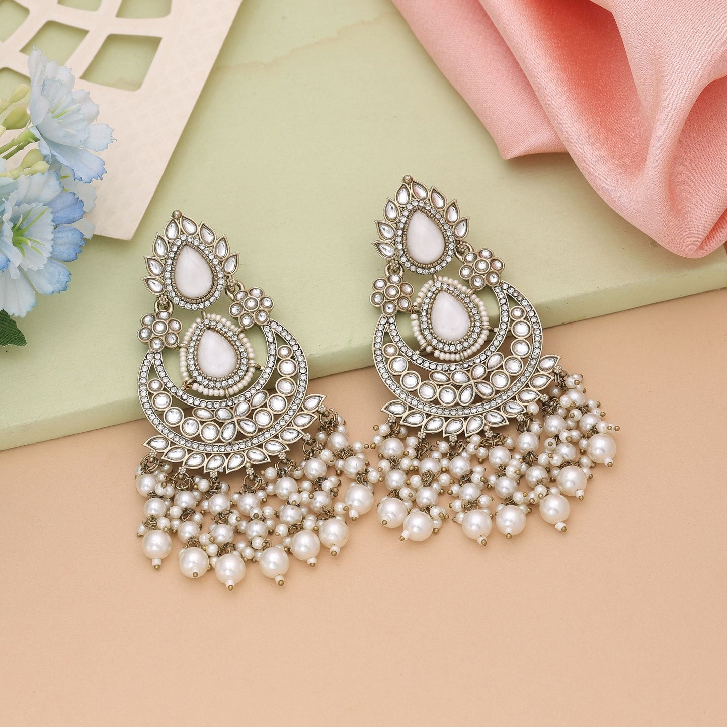 Weiße Kundan-Ohrringe, gestylt für minimalistische, aber elegante Ethno-Kleidung