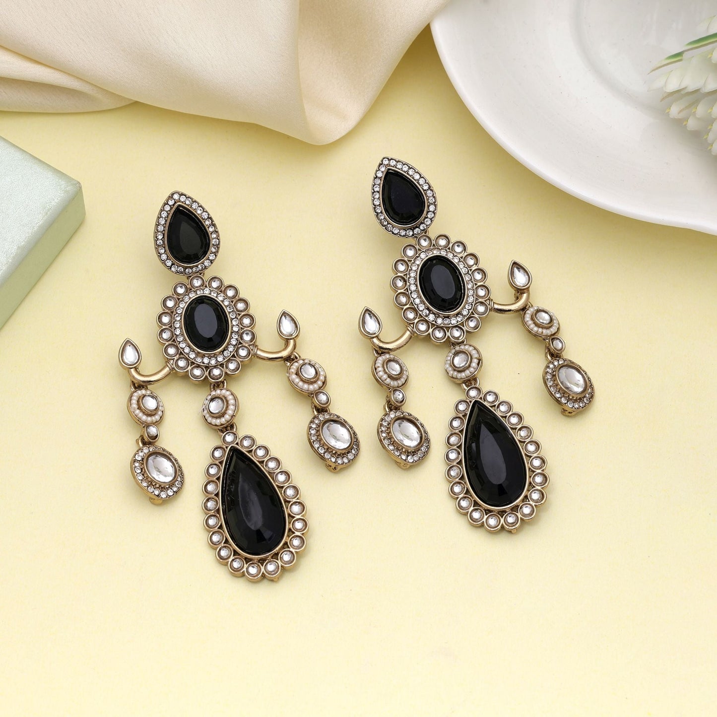 Schwarze Kundan-Ohrringe, entworfen für zeitgenössisches Ethno-Styling