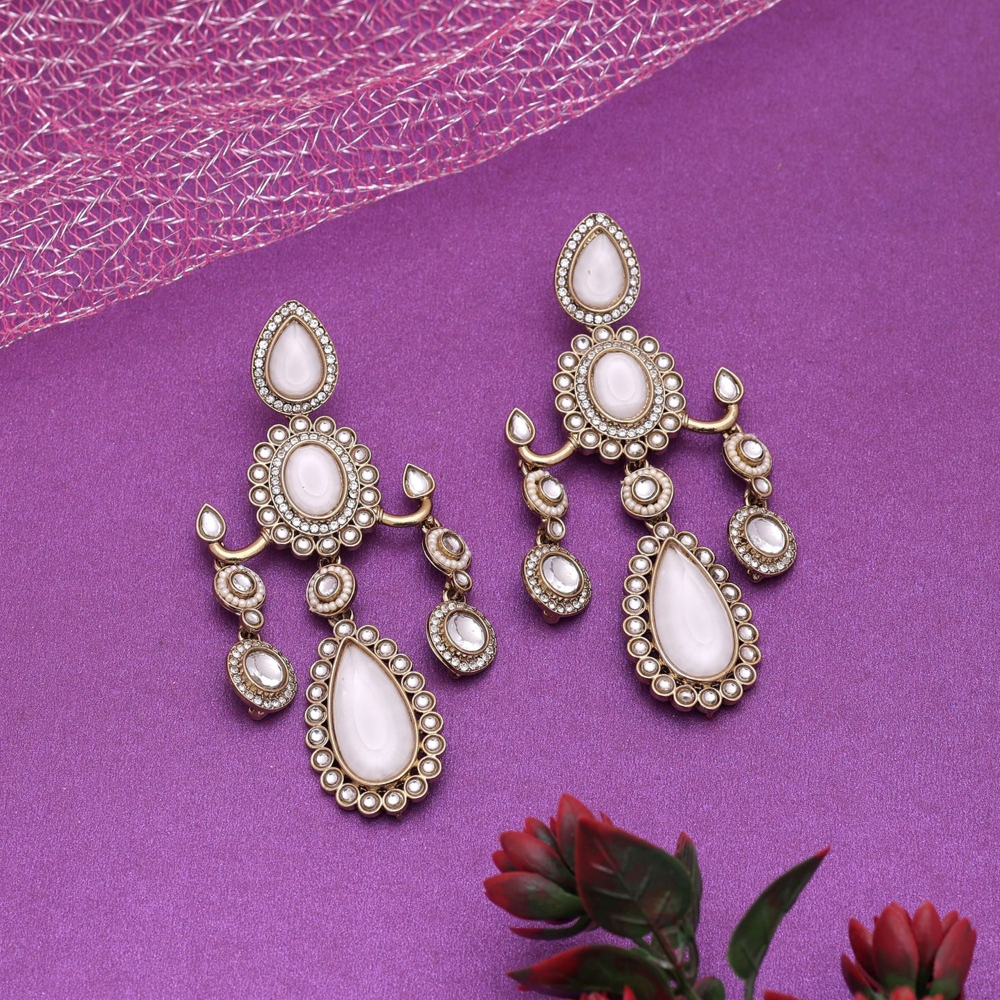 Weiße Kundan-Ohrringe für einen eleganten festlichen Auftritt