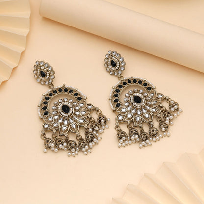Kundan-Ohrringe in Schwarz mit edlem Finish und markantem Stil