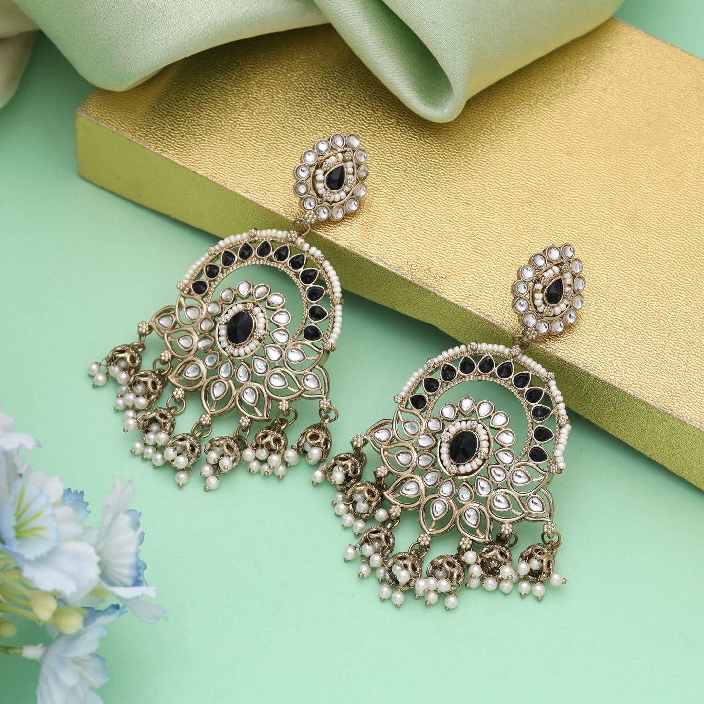 Kundan-Ohrringe in Schwarz mit edlem Finish und markantem Stil