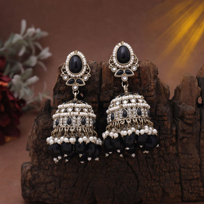 Schwarze Kundan-Ohrringe im Set mit auffälligen Kundan-Ohrringen und Tikka