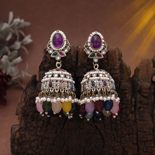 Ohrringe mit verschiedenen farbigen Kundan-Steinen im vielseitigen Kundan-Ohrringe-Tikka-Set-Stil