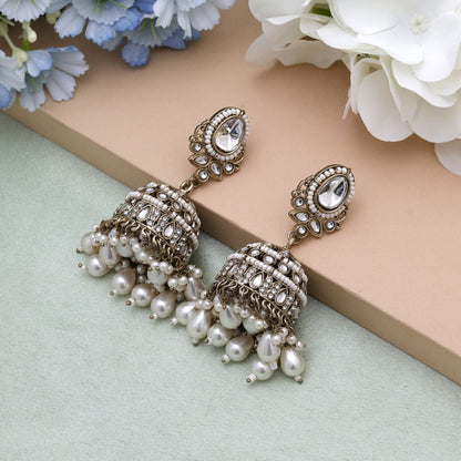 Weiße Kundan Ohrringe mit eleganten traditionellen Kundan Ohrringen Tikka Set Look