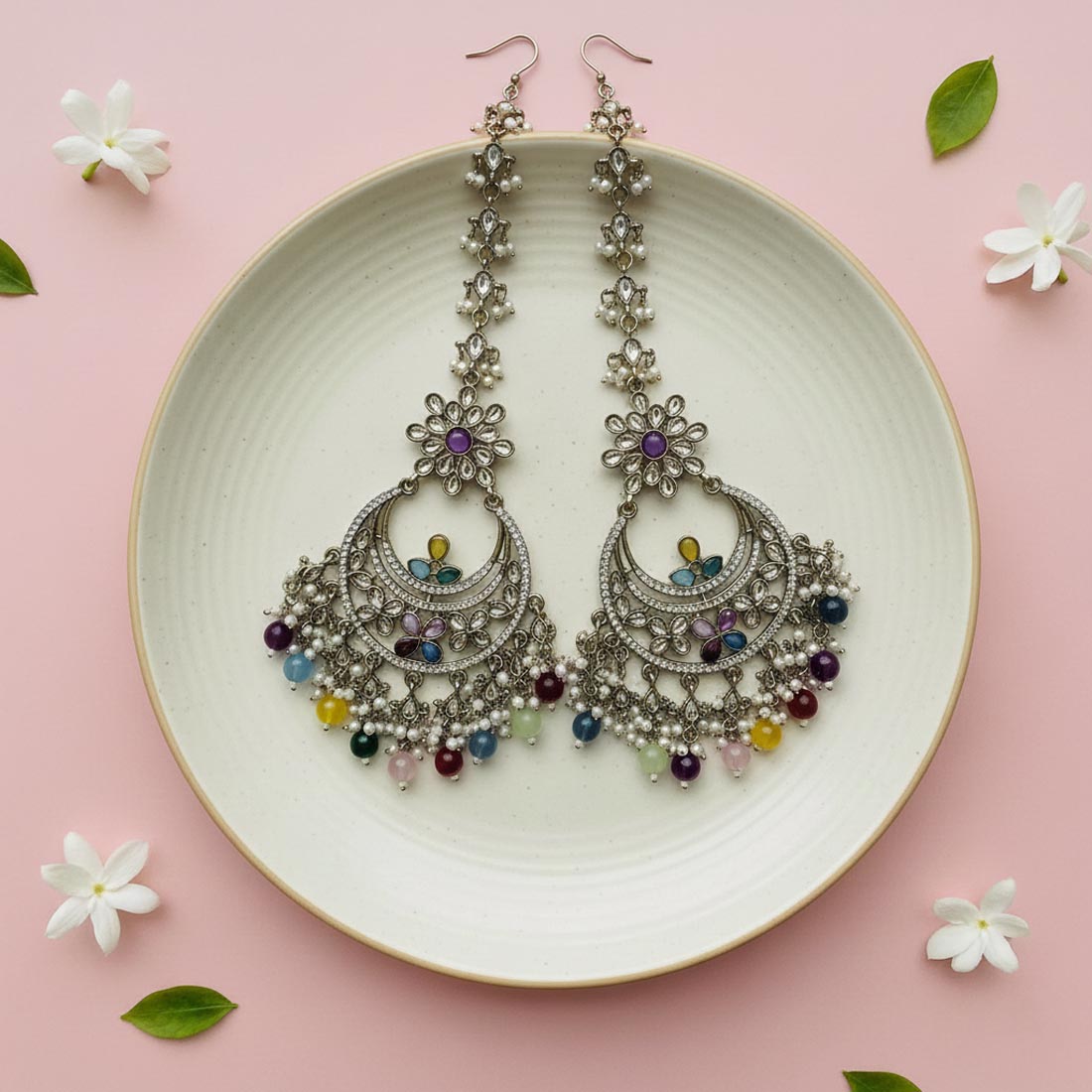 Mehrfarbige Kundan Ohrringe mit leuchtenden Kundan Ohrringen Tikka Set