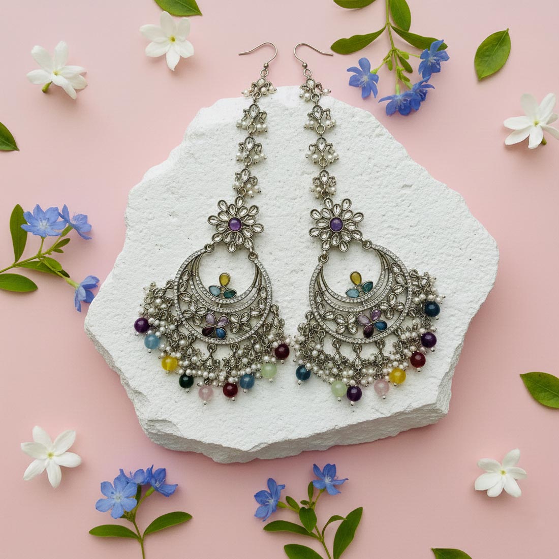 Mehrfarbige Kundan Ohrringe mit leuchtenden Kundan Ohrringen Tikka Set