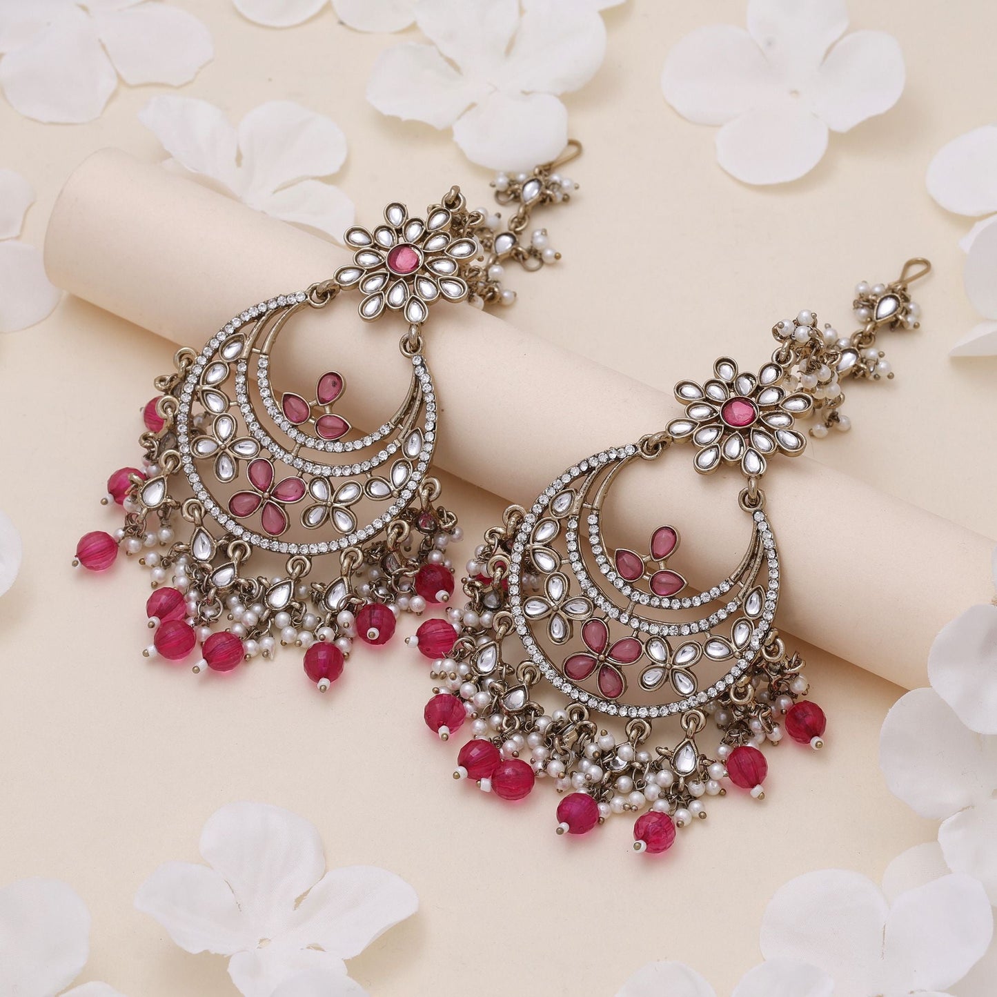 Rani Color Kundan Ohrringe gestylt mit Braut Kundan Ohrringe Tikka Set
