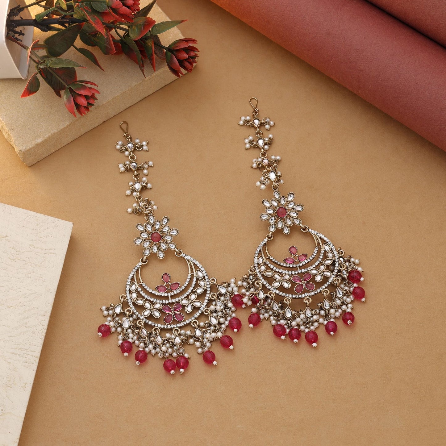 Rani Color Kundan Ohrringe gestylt mit Braut Kundan Ohrringe Tikka Set