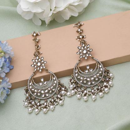 Weiße Kundan-Ohrringe mit anmutigem Kundan-Ohrringe-Tikka-Set-Styling
