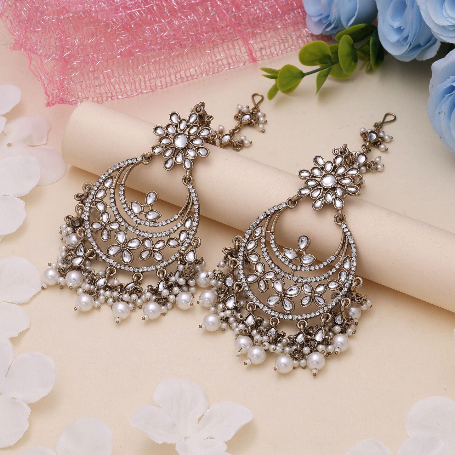 Weiße Kundan-Ohrringe mit anmutigem Kundan-Ohrringe-Tikka-Set-Styling