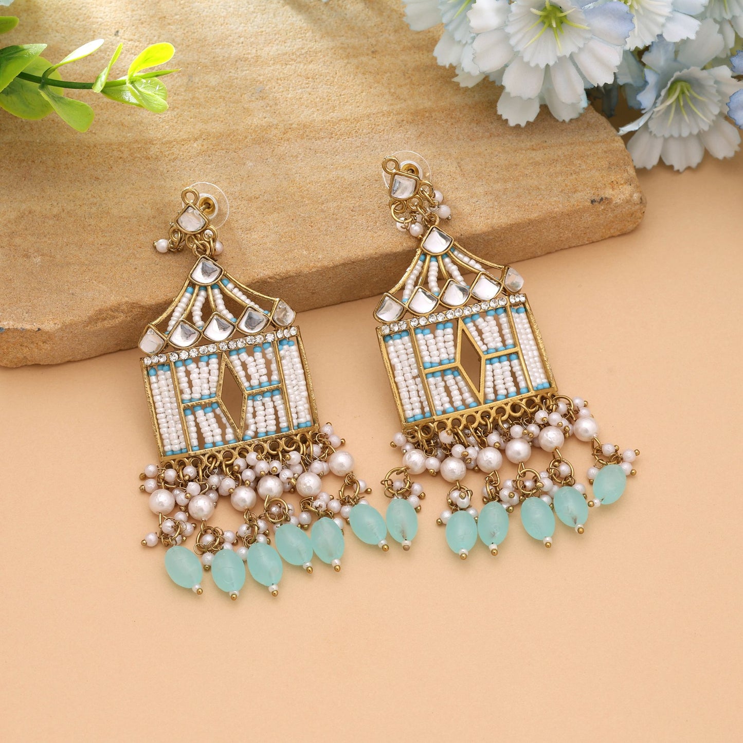 Himmelblaue stilvolle ethnische Kundan-Ohrringe mit traditionellem Party-Design