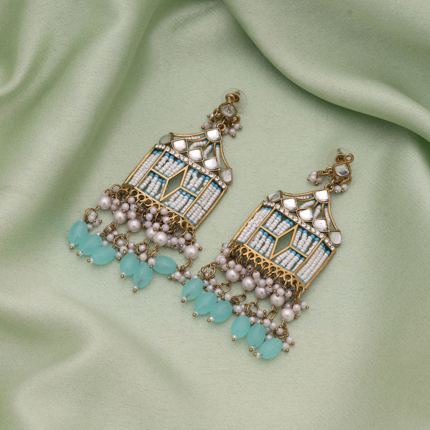 Himmelblaue stilvolle ethnische Kundan-Ohrringe mit traditionellem Party-Design