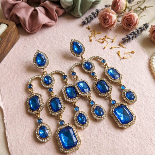 Blaue, stilvolle Festtagsohrringe mit Kundan und königlichem Ethno-Schmuckdesign