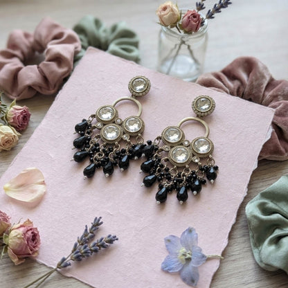Schwarze stilvolle Party-Ohrringe mit Kundan und klassischem traditionellem Schmuckstil