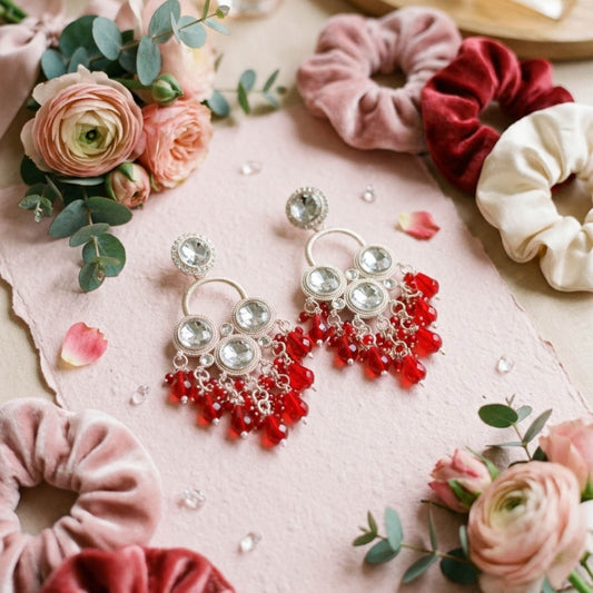 Rote Kundan-Ohrringe im Hochzeitsstil mit klassischem traditionellem Schmuck-Look